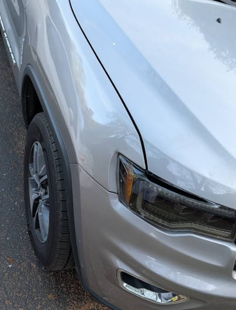 Silver Jeep Grand Cherokee front quarter panel